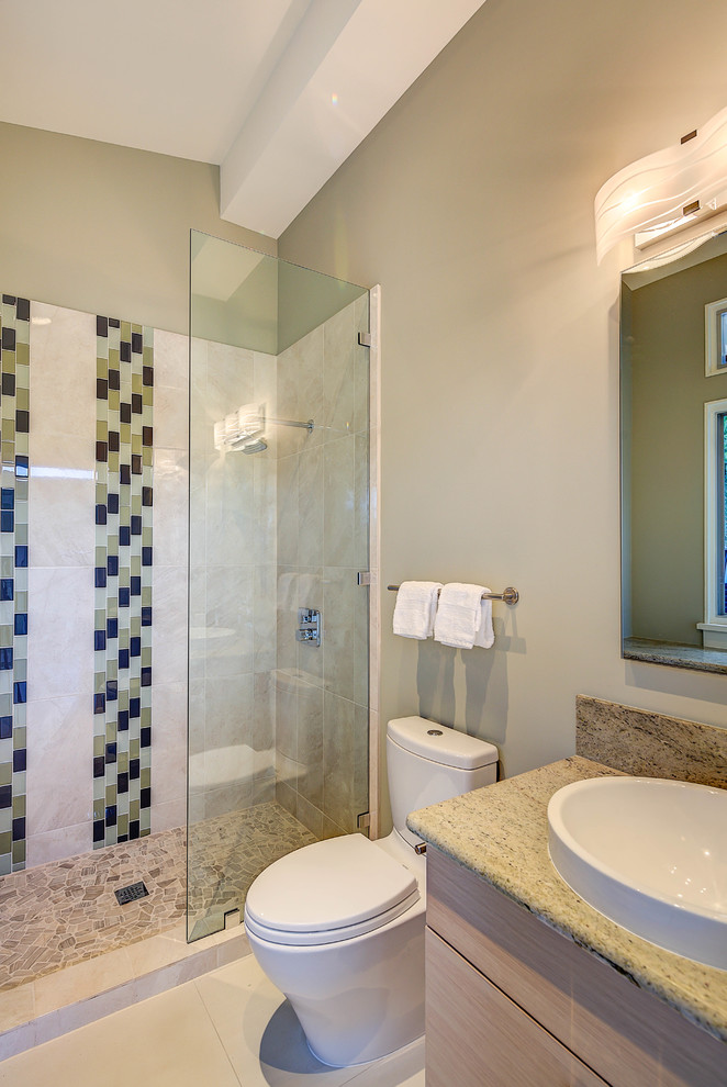 Idée de décoration pour une petite salle de bain vintage en bois clair avec un placard à porte plane, une douche ouverte, WC à poser, un carrelage multicolore, un mur beige, un sol en carrelage de porcelaine, un lavabo posé et un plan de toilette en granite.