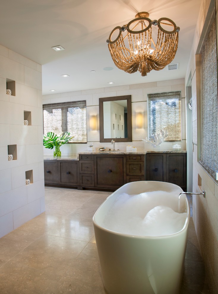 サンディエゴにあるトロピカルスタイルのおしゃれな浴室の写真