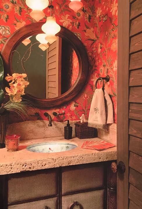 マイアミにある広いトロピカルスタイルのおしゃれなマスターバスルーム (ドロップイン型浴槽、コーナー設置型シャワー、赤い壁) の写真