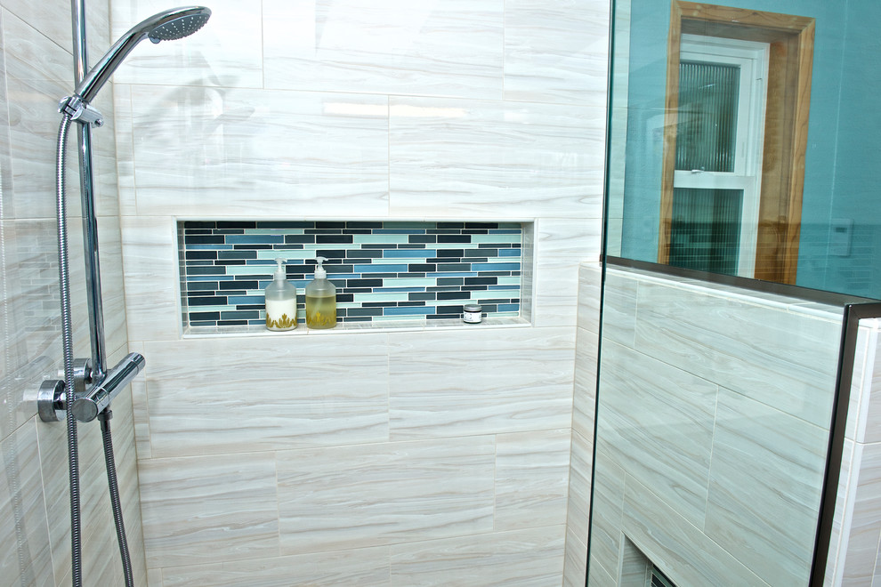Idee per una stanza da bagno padronale stile marinaro di medie dimensioni con ante lisce, ante in legno scuro, doccia a filo pavimento, piastrelle bianche, pareti blu, lavabo sottopiano e top in quarzo composito