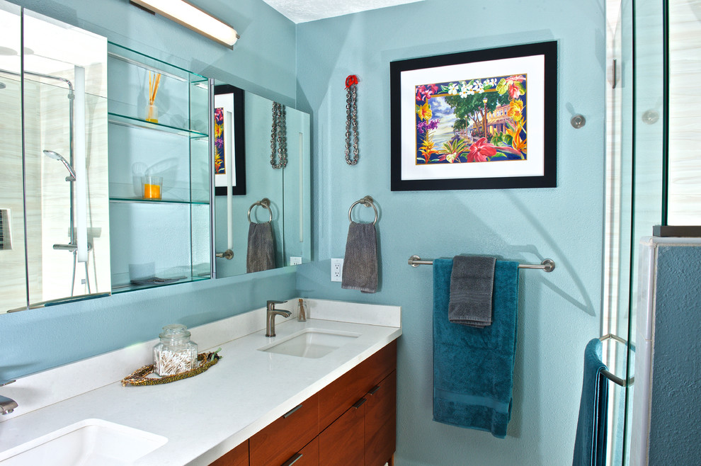 Foto på ett mellanstort maritimt en-suite badrum, med släta luckor, skåp i mellenmörkt trä, en kantlös dusch, vit kakel, blå väggar, ett undermonterad handfat och bänkskiva i kvarts