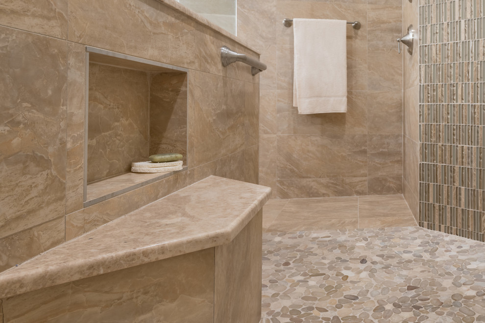 Idées déco pour une grande salle de bain classique avec un espace douche bain, WC à poser, un lavabo encastré, un plan de toilette en marbre et aucune cabine.