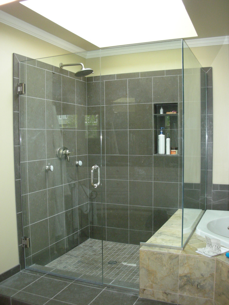 Inredning av ett klassiskt stort grå grått en-suite badrum, med luckor med upphöjd panel, vita skåp, ett platsbyggt badkar, en hörndusch, en toalettstol med hel cisternkåpa, grå kakel, stenkakel, gula väggar, travertin golv, ett undermonterad handfat, bänkskiva i kalksten, gult golv och dusch med gångjärnsdörr