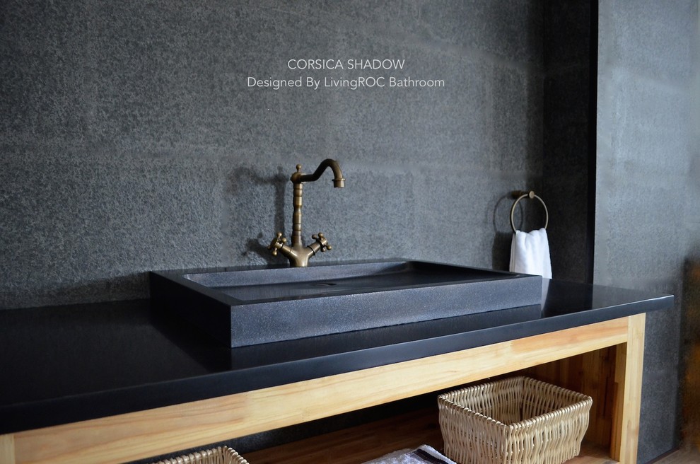 Cette image montre une salle de bain craftsman avec une grande vasque.