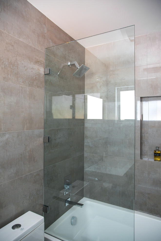 Bild på ett mellanstort funkis en-suite badrum, med släta luckor, vita skåp, ett fristående badkar, en dusch/badkar-kombination, en toalettstol med separat cisternkåpa, vita väggar, betonggolv, ett integrerad handfat, bänkskiva i akrylsten, grått golv och med dusch som är öppen