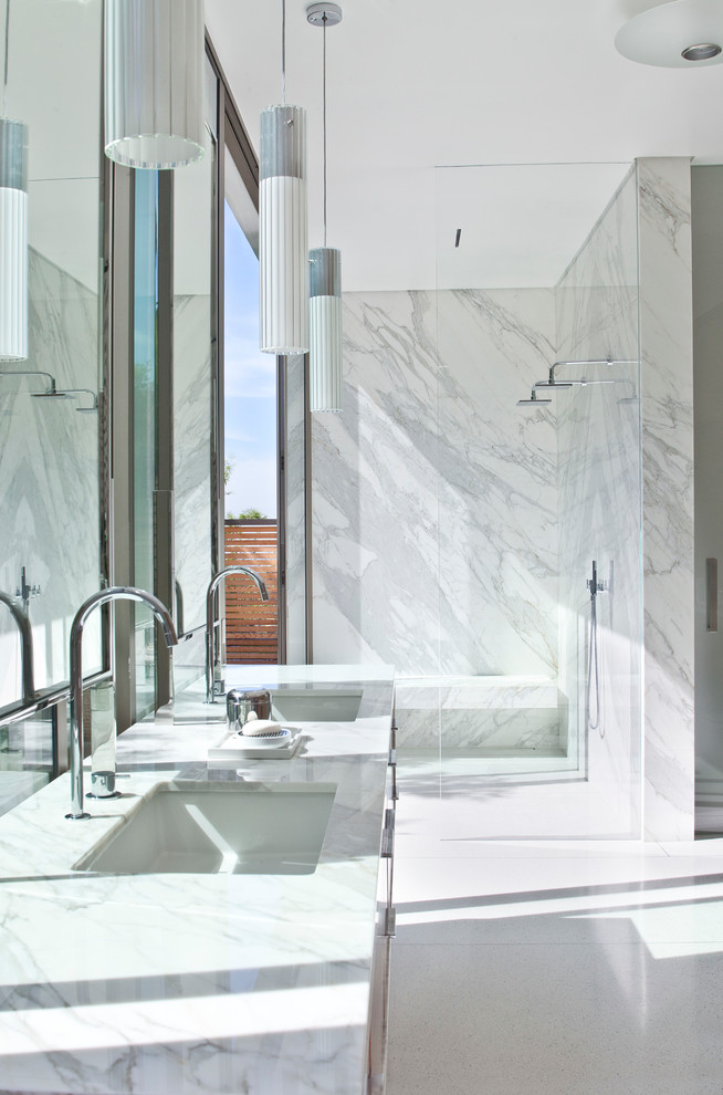 На фото: ванная комната в современном стиле с врезной раковиной, душем без бортиков и белой плиткой