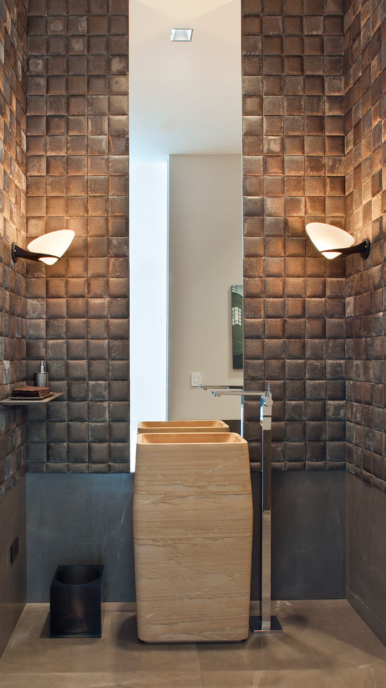 Источник вдохновения для домашнего уюта: ванная комната в современном стиле с раковиной с пьедесталом и коричневой плиткой