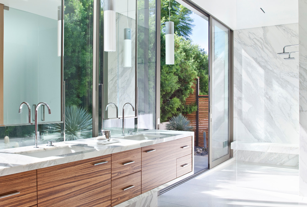 На фото: ванная комната в современном стиле с плоскими фасадами, темными деревянными фасадами, врезной раковиной, душем без бортиков и белой плиткой