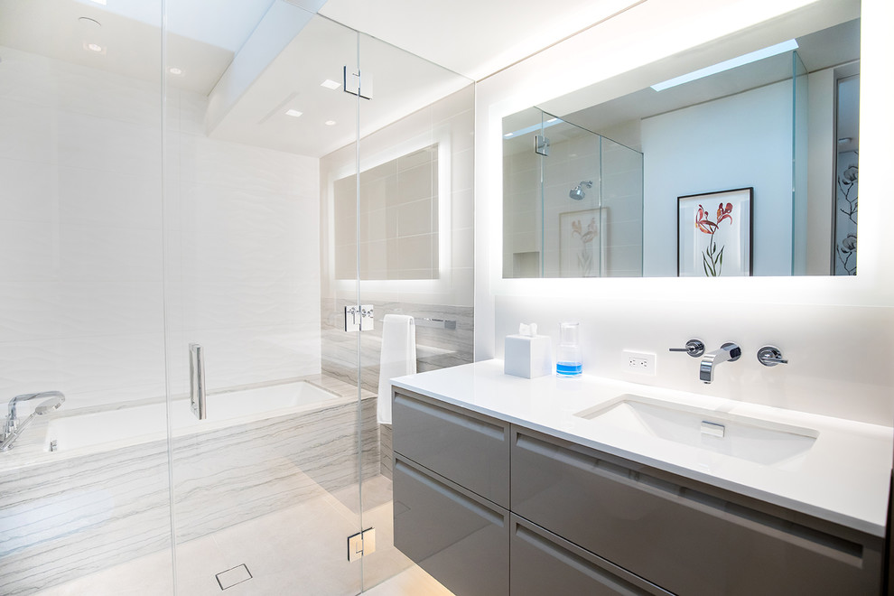 Свежая идея для дизайна: главная, серо-белая ванная комната среднего размера в стиле модернизм с серыми фасадами, ванной в нише, душем над ванной, врезной раковиной, белым полом, душем с распашными дверями, белой столешницей, зеркалом с подсветкой, тумбой под одну раковину и многоуровневым потолком - отличное фото интерьера
