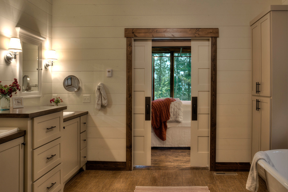 Источник вдохновения для домашнего уюта: главная ванная комната в стиле рустика с ванной на ножках, белыми стенами и паркетным полом среднего тона