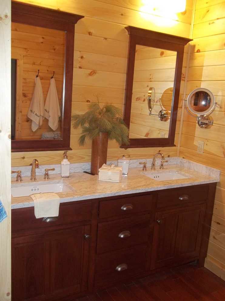 Foto på ett mellanstort lantligt badrum med dusch, med skåp i shakerstil, skåp i mellenmörkt trä, marmorbänkskiva, vita väggar och mellanmörkt trägolv