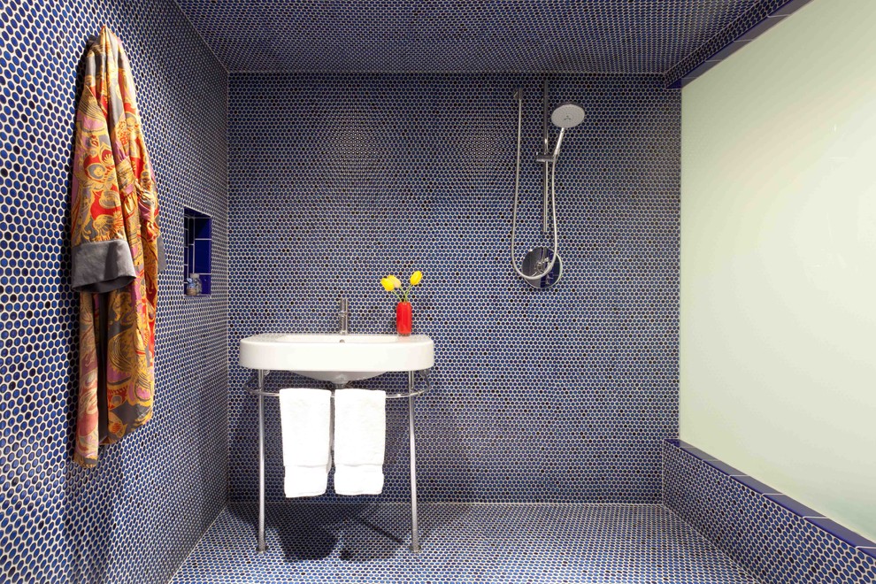 Bild på ett funkis badrum, med en öppen dusch, blå väggar och med dusch som är öppen