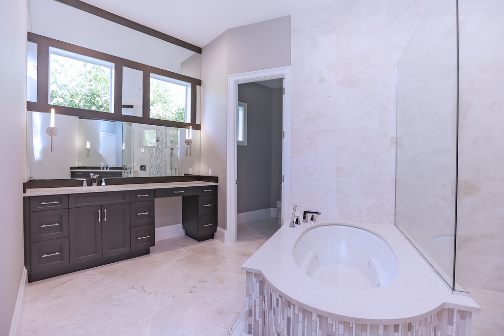 Inredning av ett klassiskt stort en-suite badrum, med luckor med infälld panel, bruna skåp, ett platsbyggt badkar, en hörndusch, vit kakel, mosaik och beige väggar
