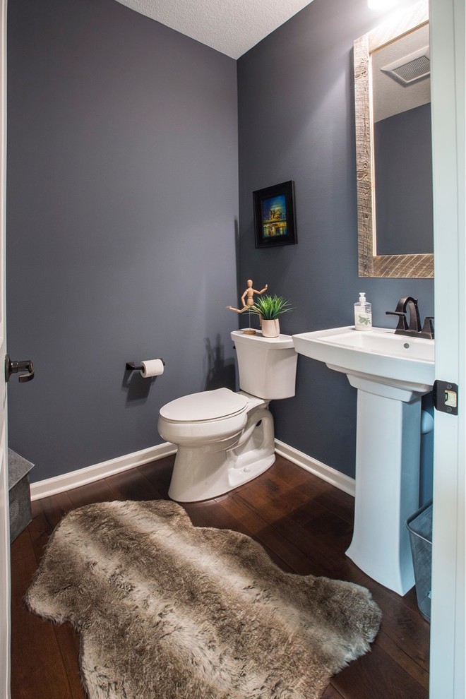 Imagen de cuarto de baño tradicional renovado pequeño con sanitario de dos piezas, paredes azules, suelo de madera en tonos medios, lavabo con pedestal y suelo marrón