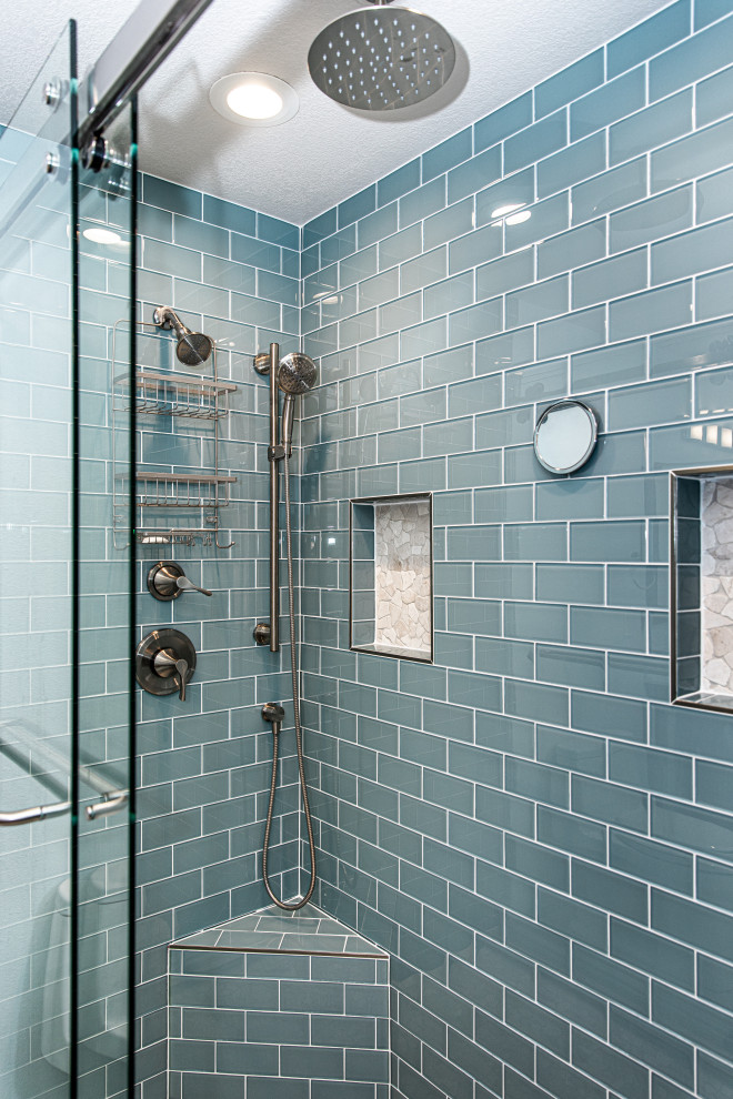 Exemple d'une salle de bain chic avec un mur bleu et meuble double vasque.