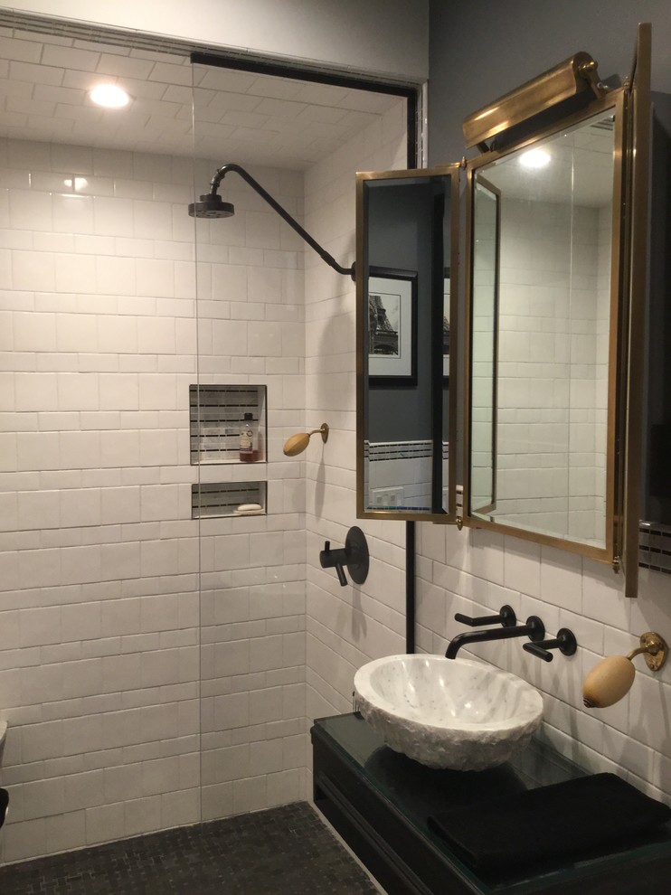На фото: ванная комната среднего размера в стиле лофт с открытыми фасадами, темными деревянными фасадами, душем в нише, унитазом-моноблоком, белой плиткой, керамогранитной плиткой, серыми стенами, полом из мозаичной плитки, душевой кабиной, настольной раковиной, стеклянной столешницей, серым полом и душем с распашными дверями с