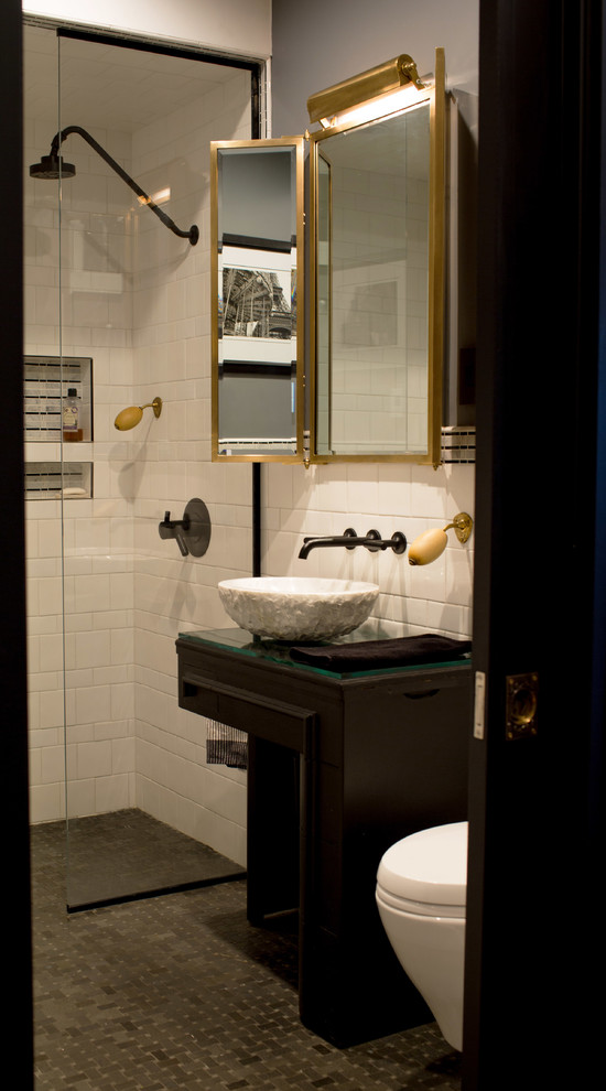 ボストンにあるお手頃価格の中くらいなインダストリアルスタイルのおしゃれなバスルーム (浴槽なし) (オープンシェルフ、濃色木目調キャビネット、アルコーブ型シャワー、一体型トイレ	、白いタイル、磁器タイル、グレーの壁、モザイクタイル、ベッセル式洗面器、ガラスの洗面台、グレーの床、開き戸のシャワー) の写真