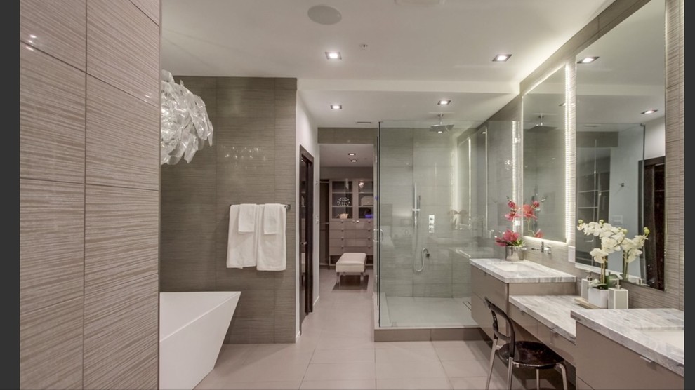 Стильный дизайн: главная ванная комната среднего размера с плоскими фасадами, серыми фасадами, гидромассажной ванной, двойным душем, подвесной раковиной и душем с распашными дверями - последний тренд