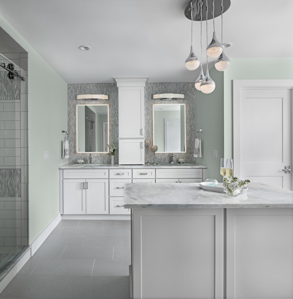 Klassisk inredning av ett grå grått en-suite badrum, med skåp i shakerstil, vita skåp, ett fristående badkar, en dubbeldusch, grön kakel, glaskakel, gröna väggar, marmorgolv, ett undermonterad handfat, marmorbänkskiva, grått golv och dusch med skjutdörr