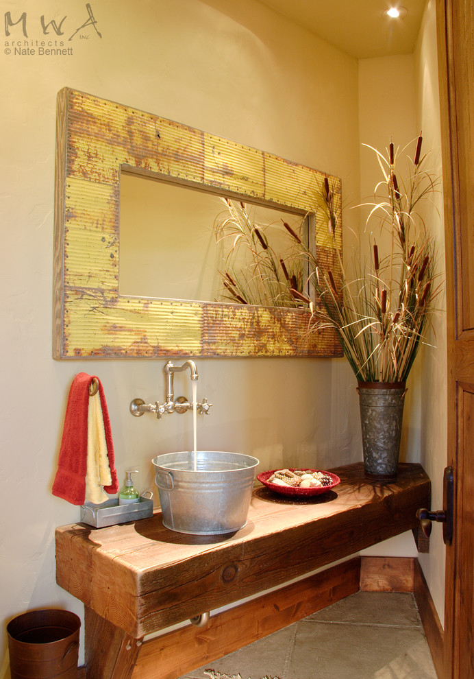 Inspiration för stora amerikanska brunt badrum med dusch, med möbel-liknande, bruna skåp, en toalettstol med separat cisternkåpa, beige väggar, kalkstensgolv, ett fristående handfat, träbänkskiva och beiget golv