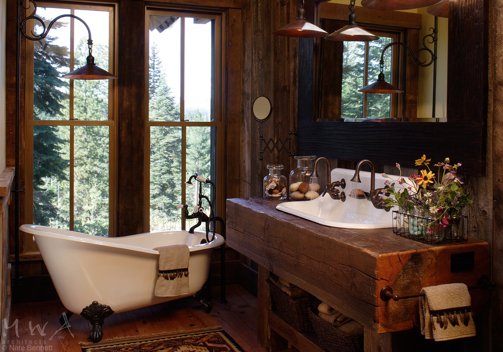 Exempel på ett stort amerikanskt brun brunt en-suite badrum, med möbel-liknande, skåp i mellenmörkt trä, ett badkar med tassar, en hörndusch, en toalettstol med separat cisternkåpa, bruna väggar, mellanmörkt trägolv, ett nedsänkt handfat, träbänkskiva och brunt golv