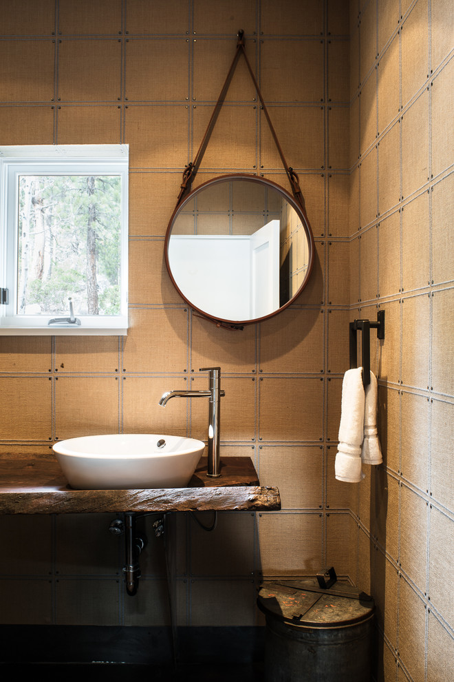 Immagine di una piccola stanza da bagno con doccia boho chic con nessun'anta, ante marroni, pareti marroni e top in legno