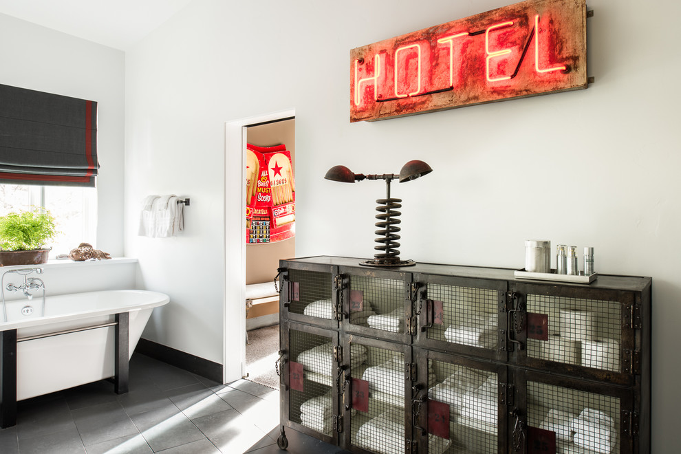 サクラメントにある高級な広いインダストリアルスタイルのおしゃれなマスターバスルーム (置き型浴槽、白い壁、グレーのタイル、セラミックタイル、磁器タイルの床) の写真