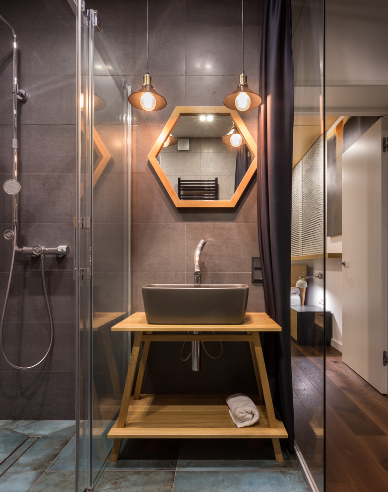 На фото: главная ванная комната среднего размера в стиле лофт с настольной раковиной, открытыми фасадами, столешницей из дерева, душем без бортиков, серыми стенами, серой плиткой и зеленым полом