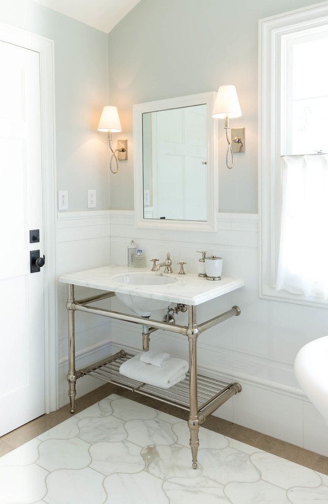 Пример оригинального дизайна: большая главная ванная комната в стиле неоклассика (современная классика) с открытыми фасадами, искусственно-состаренными фасадами, отдельно стоящей ванной, душем в нише, раздельным унитазом, белой плиткой, мраморной плиткой, зелеными стенами, мраморным полом, врезной раковиной и мраморной столешницей