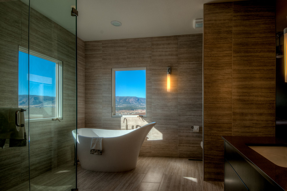 Großes Modernes Badezimmer En Suite mit flächenbündigen Schrankfronten, dunklen Holzschränken, offener Dusche, grauen Fliesen, Zementfliesen, grauer Wandfarbe, Keramikboden, Unterbauwaschbecken und Laminat-Waschtisch in Denver