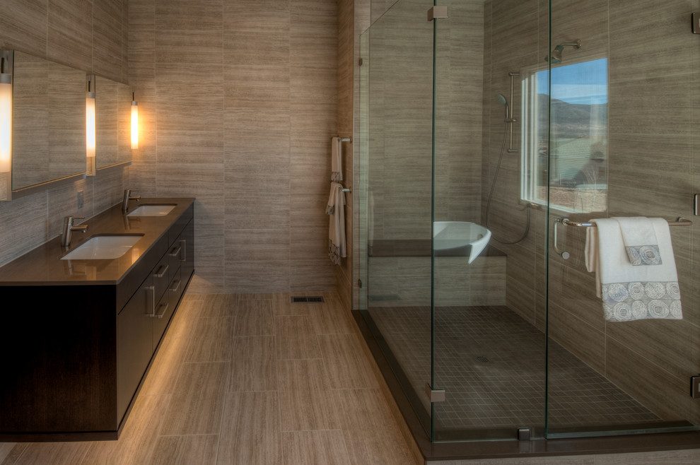 Großes Modernes Badezimmer En Suite mit flächenbündigen Schrankfronten, dunklen Holzschränken, offener Dusche, grauen Fliesen, Zementfliesen, grauer Wandfarbe, Keramikboden, Unterbauwaschbecken und Laminat-Waschtisch in Denver
