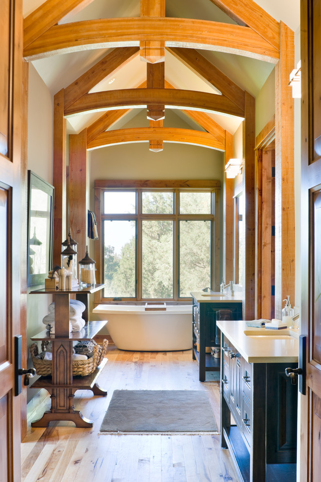 Ispirazione per una stanza da bagno stile rurale con vasca freestanding
