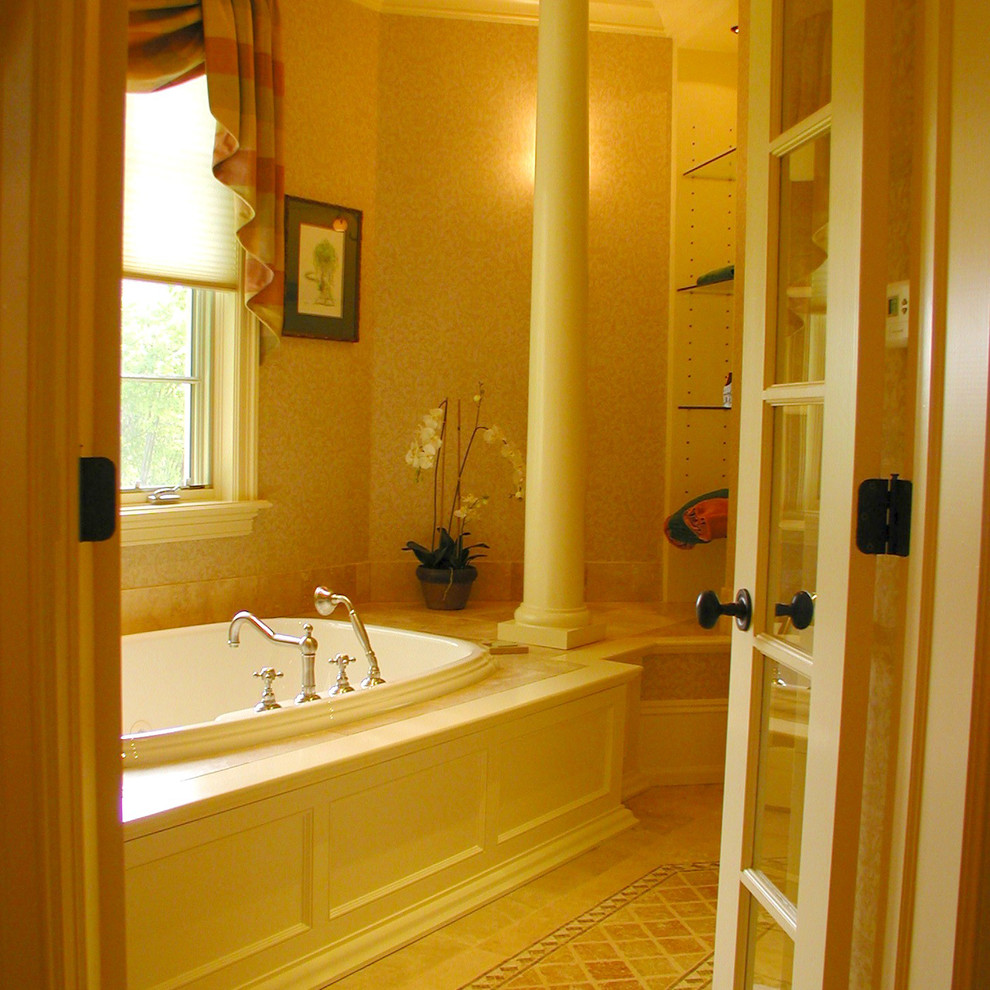 Foto de cuarto de baño tradicional con armarios con paneles empotrados, puertas de armario blancas, bañera empotrada, baldosas y/o azulejos blancos, baldosas y/o azulejos de piedra y paredes beige