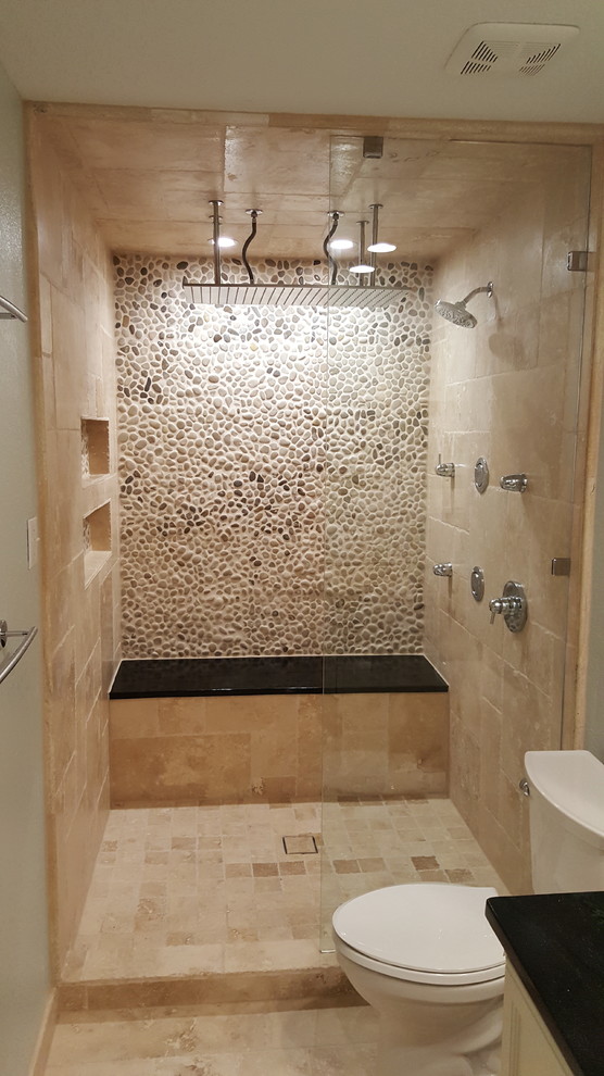 Inredning av ett medelhavsstil mellanstort en-suite badrum, med skåp i shakerstil, vita skåp, ett fristående badkar, en öppen dusch, beige kakel, stenkakel, travertin golv, ett undermonterad handfat och bänkskiva i täljsten