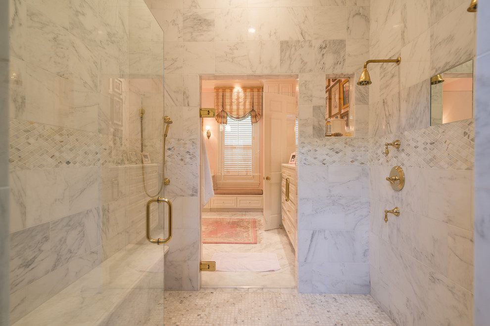 Свежая идея для дизайна: большая ванная комната в классическом стиле - отличное фото интерьера