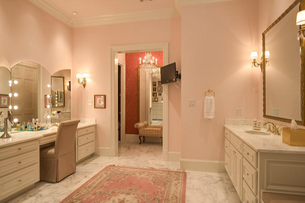 Свежая идея для дизайна: главная ванная комната в классическом стиле с бежевыми фасадами, мраморной столешницей, розовыми стенами и мраморным полом - отличное фото интерьера