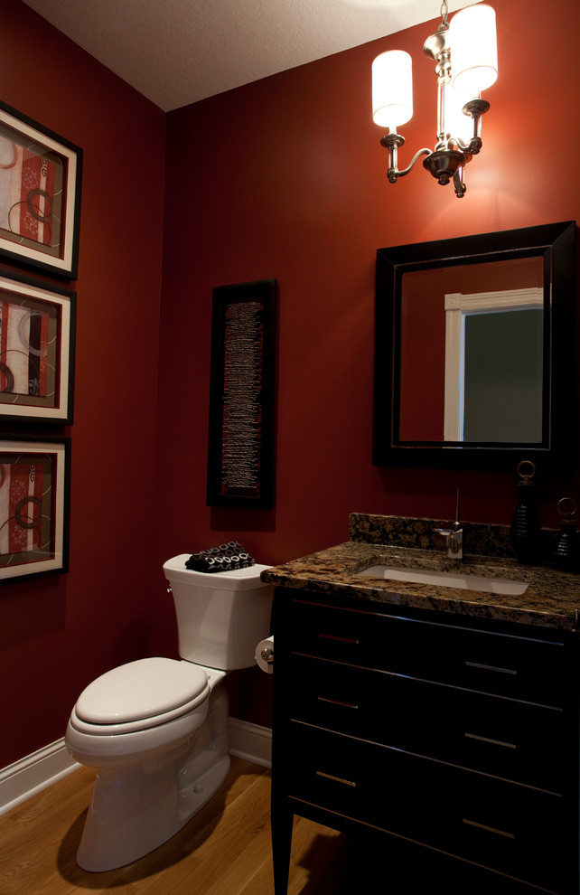 Стильный дизайн: маленькая ванная комната в классическом стиле с темными деревянными фасадами, раздельным унитазом, красными стенами, душевой кабиной и столешницей из гранита для на участке и в саду - последний тренд