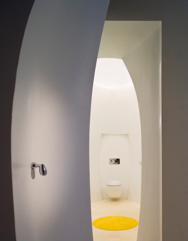 Idées déco pour une grande salle d'eau contemporaine avec WC suspendus, un mur blanc et un sol beige.