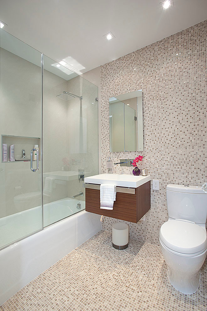 Пример оригинального дизайна: ванная комната в современном стиле с плоскими фасадами, темными деревянными фасадами, ванной в нише, душем над ванной, раздельным унитазом, разноцветными стенами, плиткой мозаикой, разноцветной плиткой и полом из керамической плитки