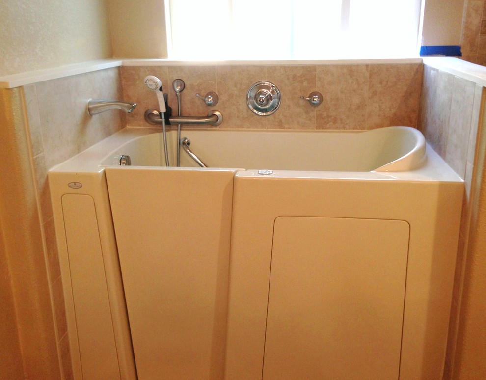 Exemple d'une salle d'eau chic de taille moyenne avec une baignoire en alcôve, un combiné douche/baignoire, un carrelage beige, des carreaux de céramique, un mur beige et une cabine de douche à porte battante.