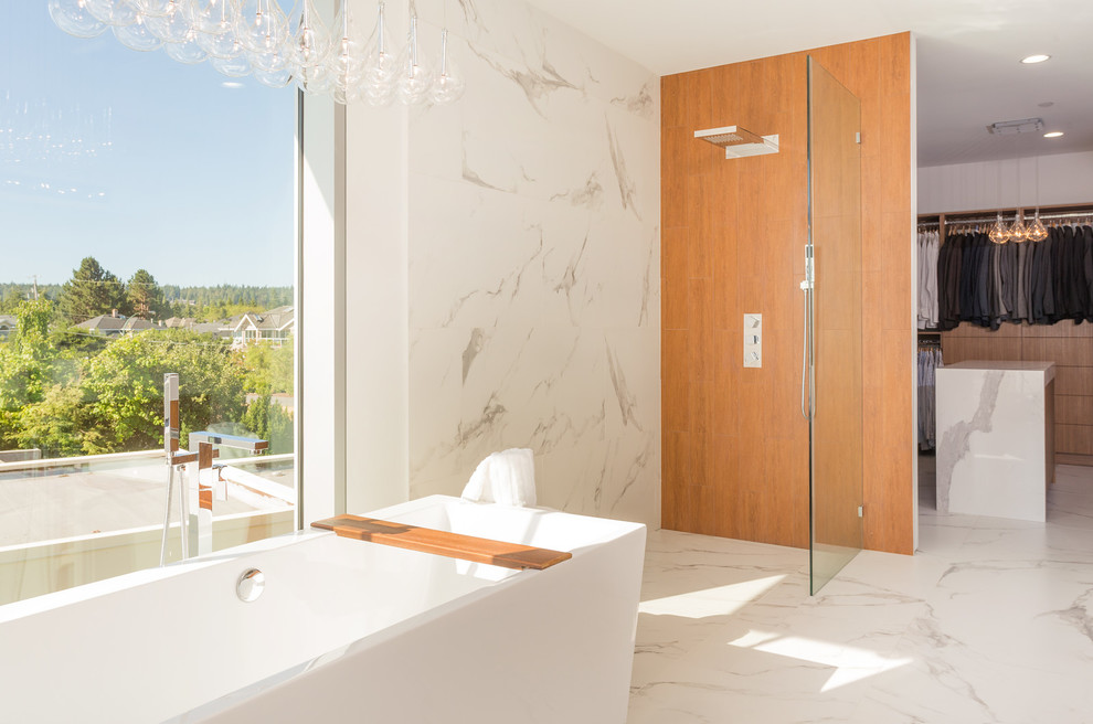 Пример оригинального дизайна: большая главная ванная комната в стиле модернизм с плоскими фасадами, светлыми деревянными фасадами, душем без бортиков, белой плиткой, керамогранитной плиткой, белыми стенами, полом из керамической плитки, настольной раковиной, мраморной столешницей, белым полом, открытым душем, белой столешницей, отдельно стоящей ванной и инсталляцией