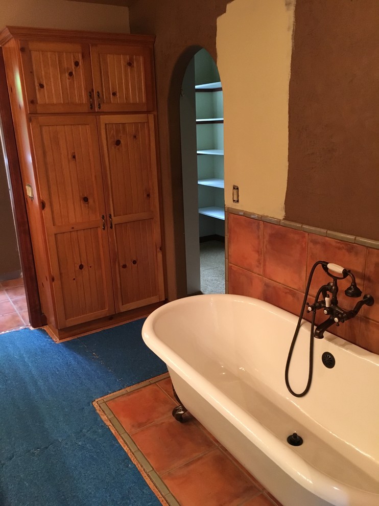 На фото: главная ванная комната среднего размера в стиле кантри