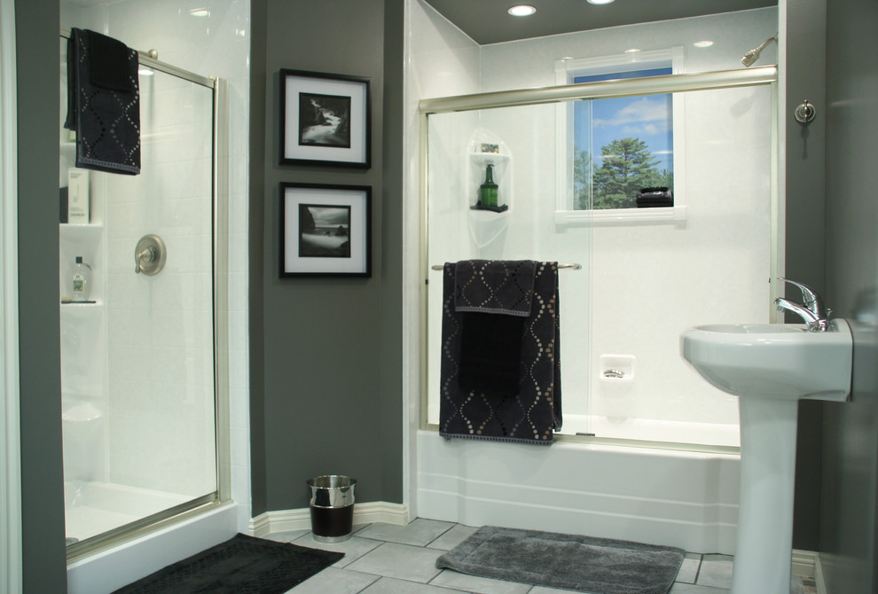 Bild på ett mellanstort vintage badrum, med en dusch i en alkov, grå väggar, ett piedestal handfat, vit kakel, klinkergolv i keramik, grått golv och dusch med gångjärnsdörr