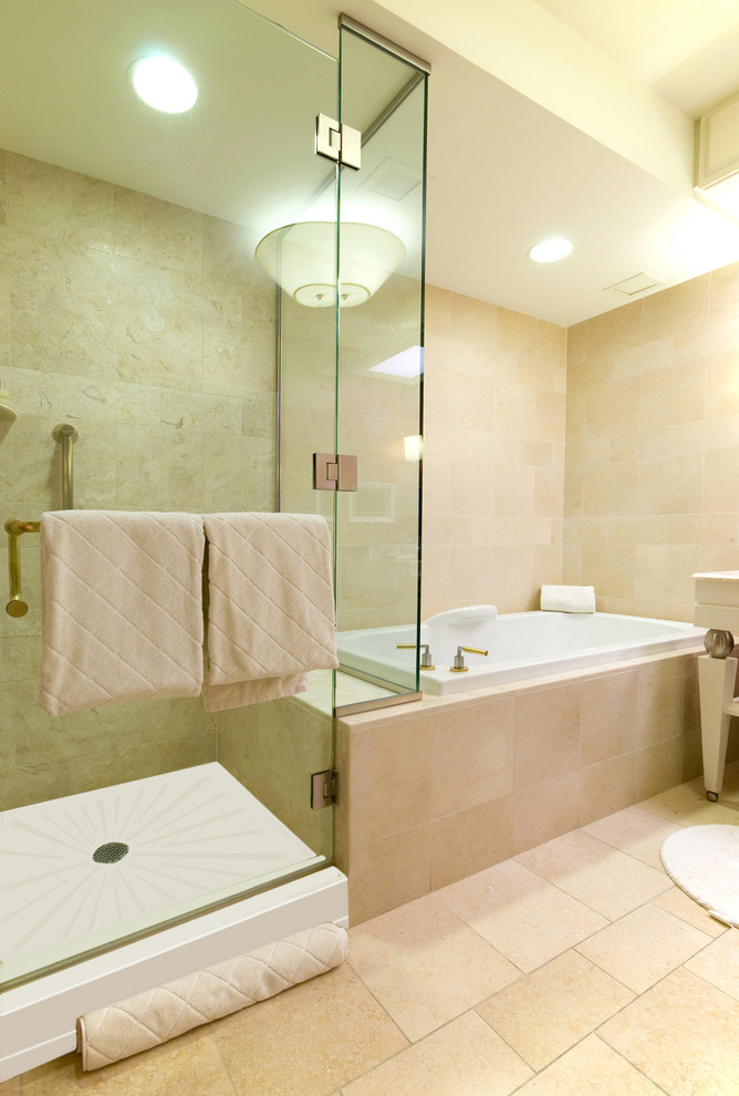 Cette image montre une salle de bain principale traditionnelle de taille moyenne avec une baignoire posée, une douche d'angle, un mur beige, un sol en carrelage de céramique, un carrelage beige et un sol beige.