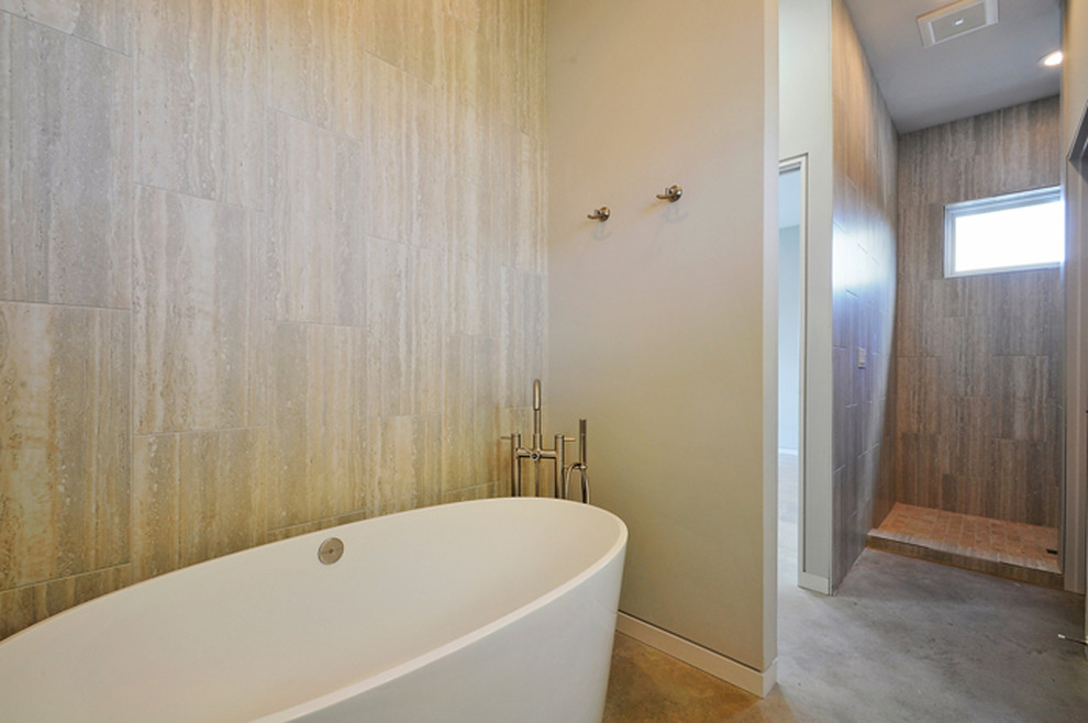 Cette image montre une salle de bain principale design en bois brun de taille moyenne avec un lavabo encastré, un placard à porte plane, un plan de toilette en quartz modifié, une baignoire indépendante, une douche ouverte, un carrelage multicolore, des carreaux de porcelaine et sol en béton ciré.