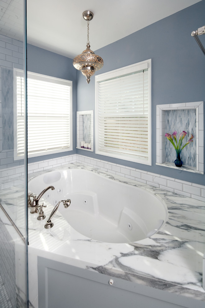 Maritim inredning av ett stort en-suite badrum, med skåp i shakerstil, grå skåp, ett undermonterat badkar, en hörndusch, vit kakel, tunnelbanekakel, blå väggar, ett undermonterad handfat, marmorbänkskiva och marmorgolv