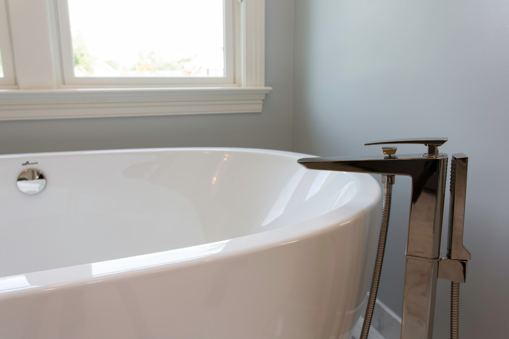Esempio di una grande stanza da bagno padronale tradizionale con ante grigie, vasca freestanding, pareti grigie, pavimento in marmo, top in marmo e pavimento bianco