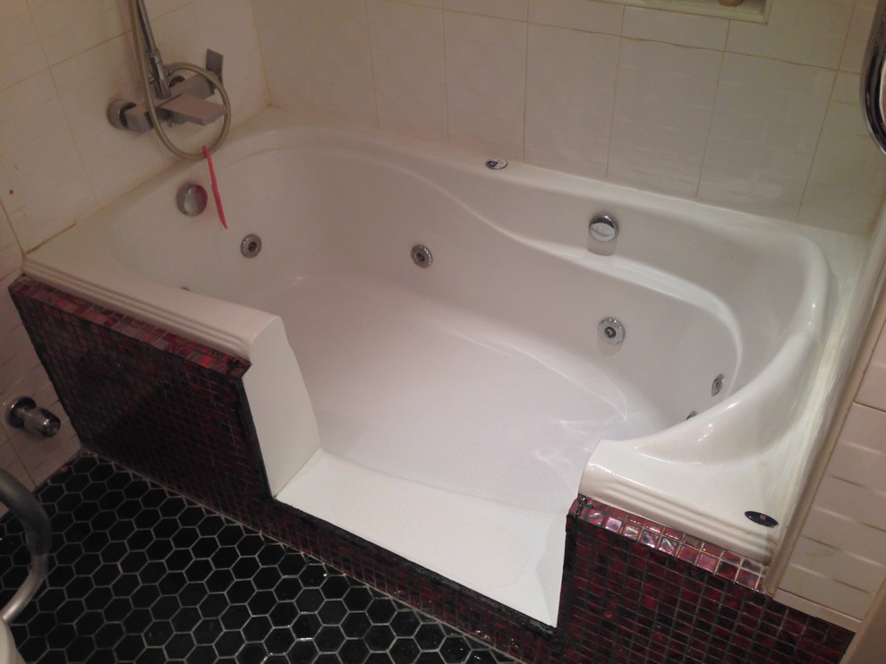 Immagine di una stanza da bagno con doccia tradizionale di medie dimensioni con vasca ad alcova, vasca/doccia e doccia con tenda