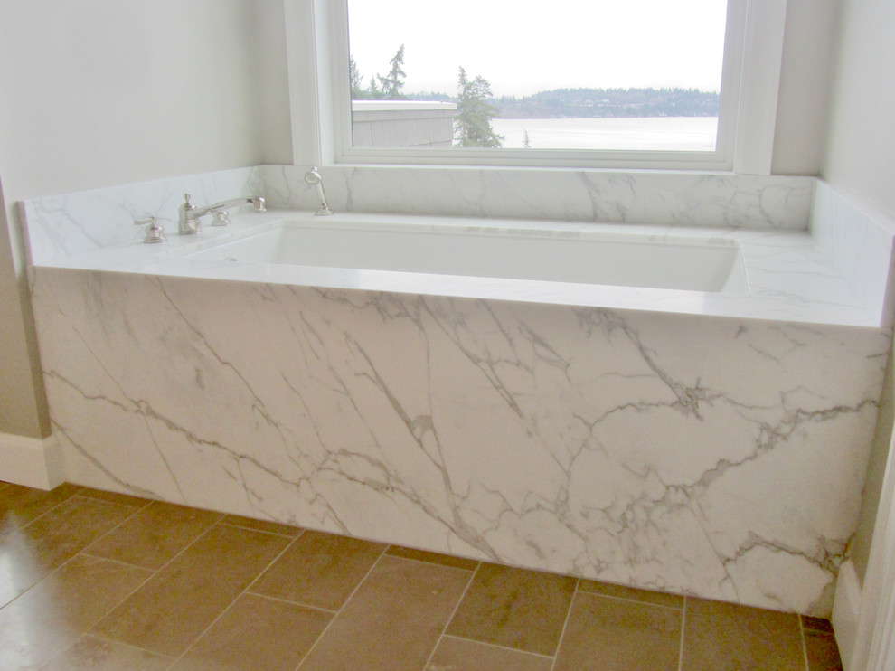 Foto di una stanza da bagno tradizionale con top in marmo, vasca sottopiano, doccia doppia, piastrelle bianche e lastra di pietra