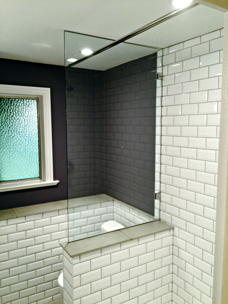 На фото: маленькая ванная комната в стиле кантри с душем над ванной, белой плиткой, плиткой кабанчик, серыми стенами и душевой кабиной для на участке и в саду с